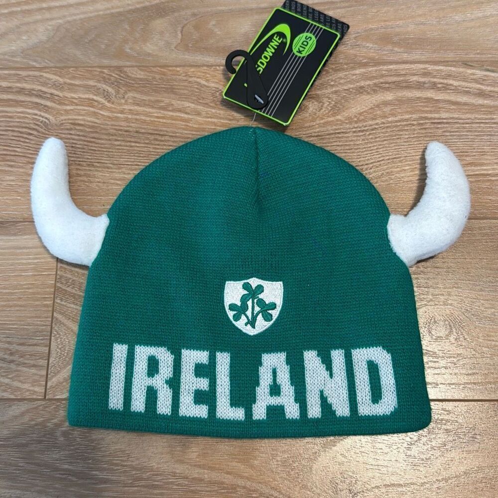 NWT Ireland green knit beanie with horns youth   Bought‎ in Ireland!